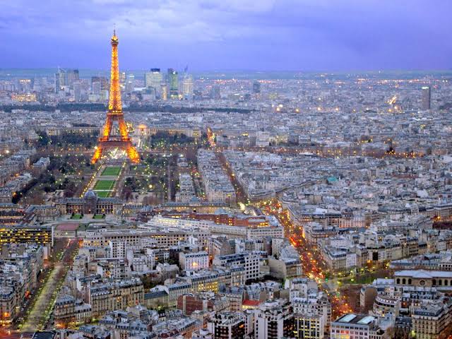 ফ্রান্সে মানুষের দুর্দশা ও নৈতিকতাহীন সমাজের চিত্র