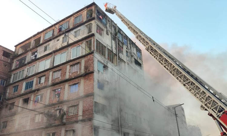 কেরানীগঞ্জের জমেলা টাওয়ারে আগুন, নিয়ন্ত্রণে ১২ ইউনিট