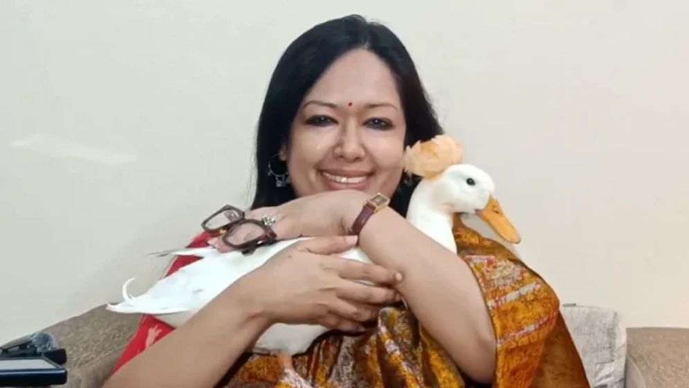 ভোটে জিতে হাঁস কোলে নিয়ে সংবাদ সম্মেলনে রুমিন ফারহানা