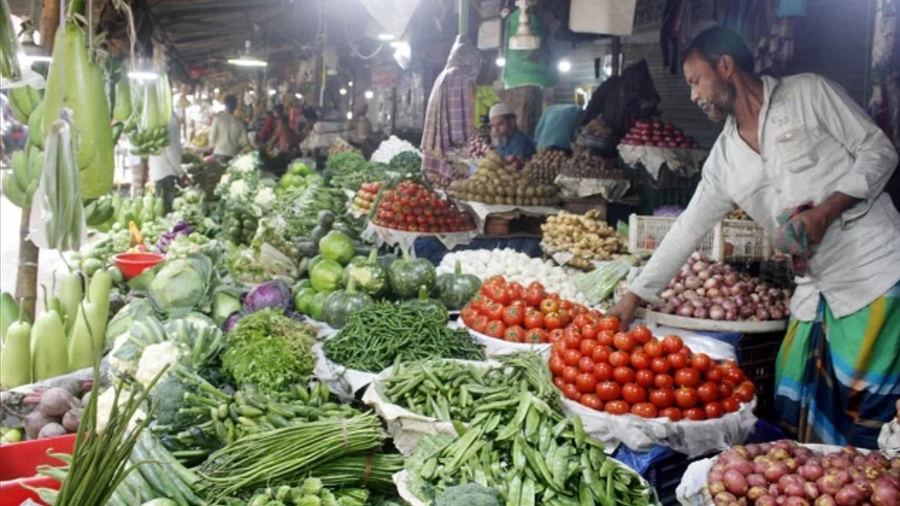 বাজারে সরবরাহ বাড়লেও চড়া দামেই বিক্রি হচ্ছে সবজি-মাছ-মুরগি