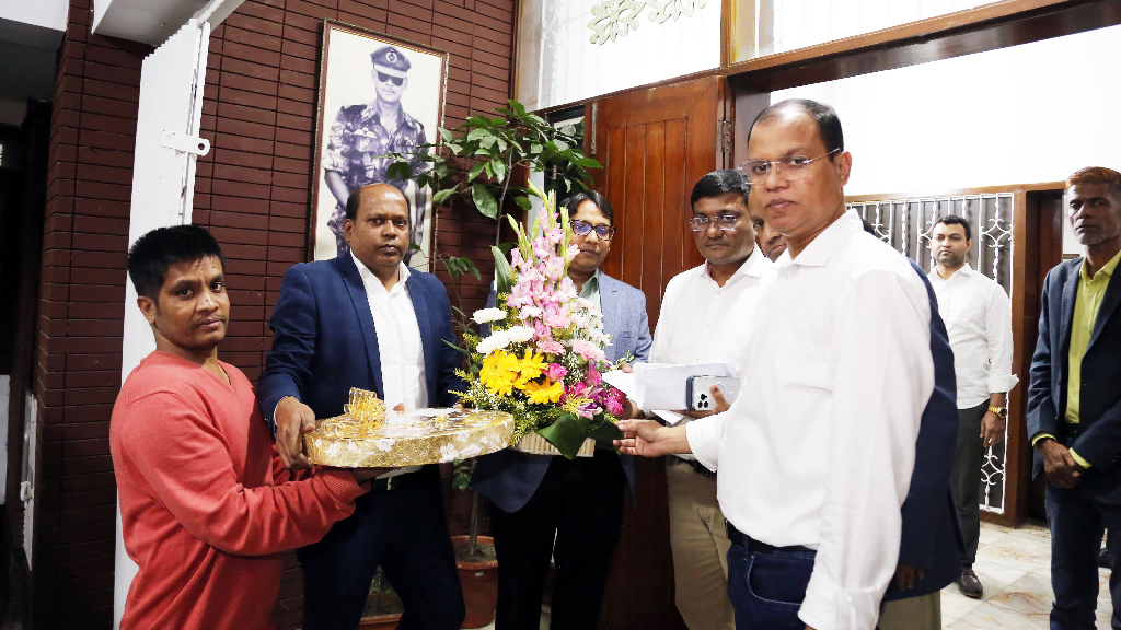 তারেক রহমানের জন্য ফুল ও মিষ্টি পাঠালেন মমতা বন্দ্যোপাধ্যায়