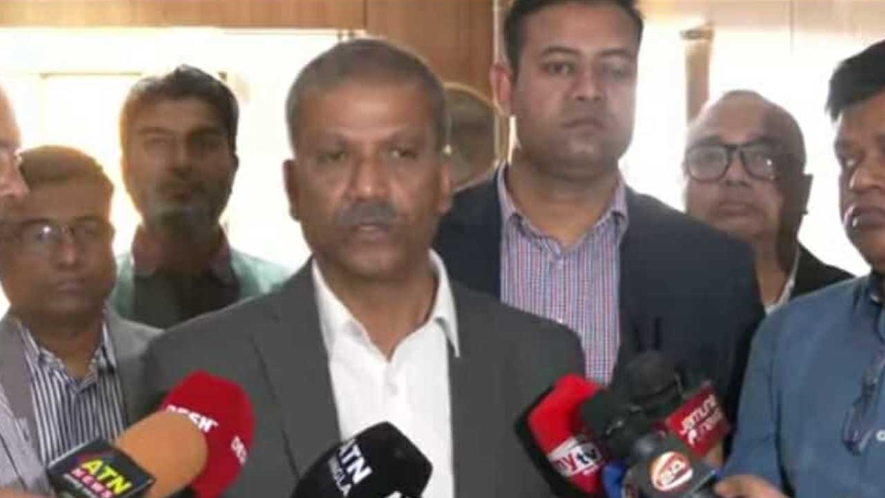 বিএনপির ইচ্ছাতেই সংসদের দক্ষিণ প্লাজায় শপথ : আইন উপদেষ্টা