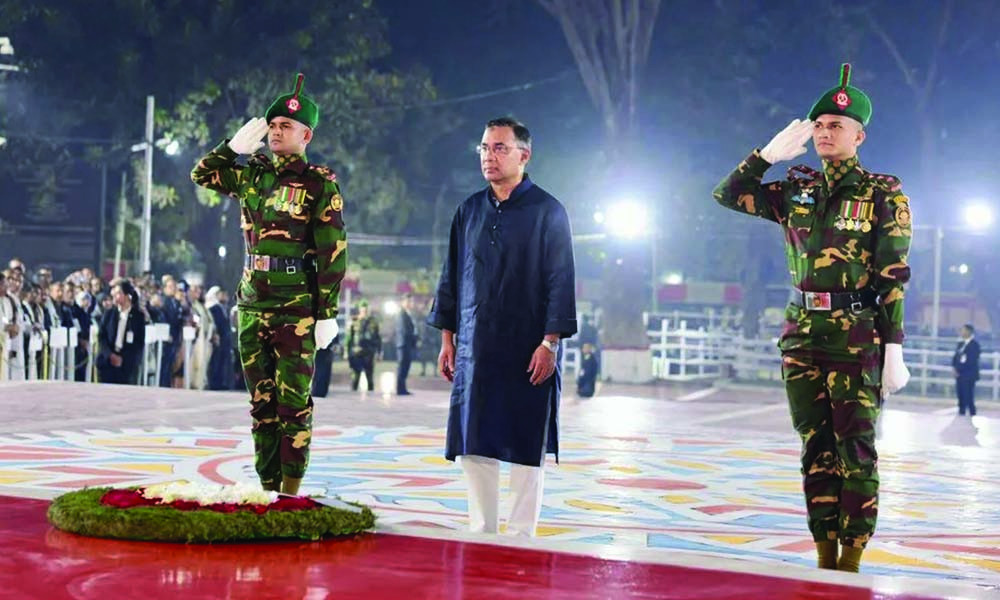 একুশের প্রথম প্রহরে শহীদ মিনারে প্রধানমন্ত্রীর শ্রদ্ধা