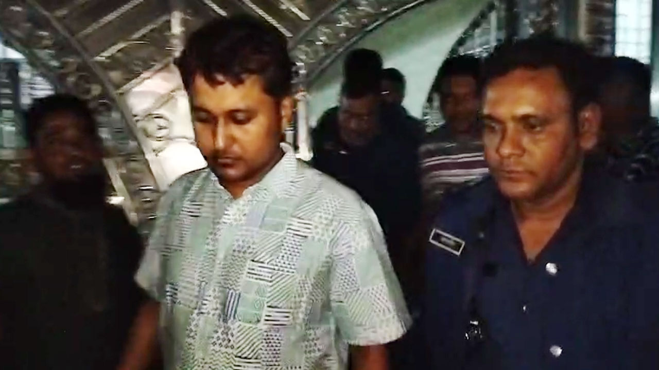 আশুলিয়ায় শিশু গৃহকর্মীকে নি/র্যাতনের অভিযোগে চিকিৎসক গ্রেপ্তার