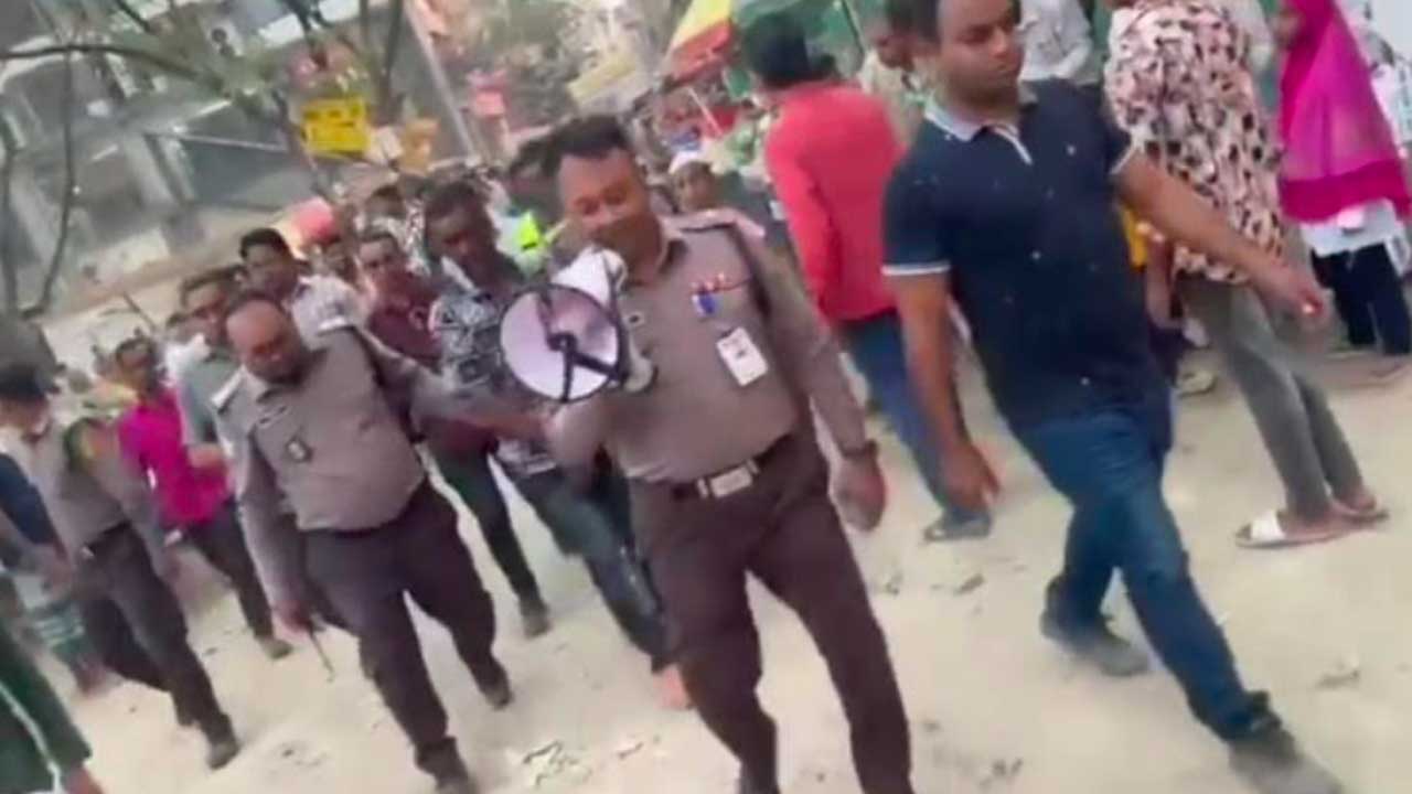 বসিলায় চাঁদাবাজ ‘কালা ফারুক’ গ্রেপ্তার, এলাকাজুড়ে পুলিশের মাইকিং