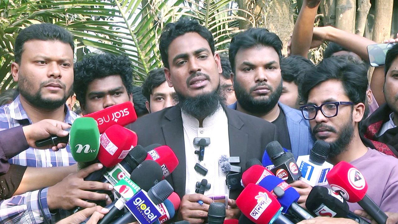 প্রশাসন সব সময় ক্ষমতাসীনদের তুষ্ট রাখতে মনোযোগী থাকে : আখতার হোসেন