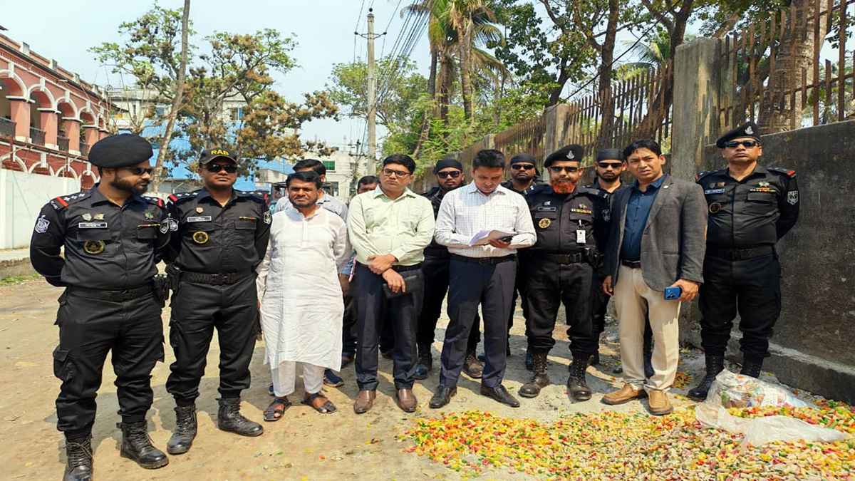 যশোরে মেয়াদোত্তীর্ণ ১৩ বস্তা চিপস ধ্বংস