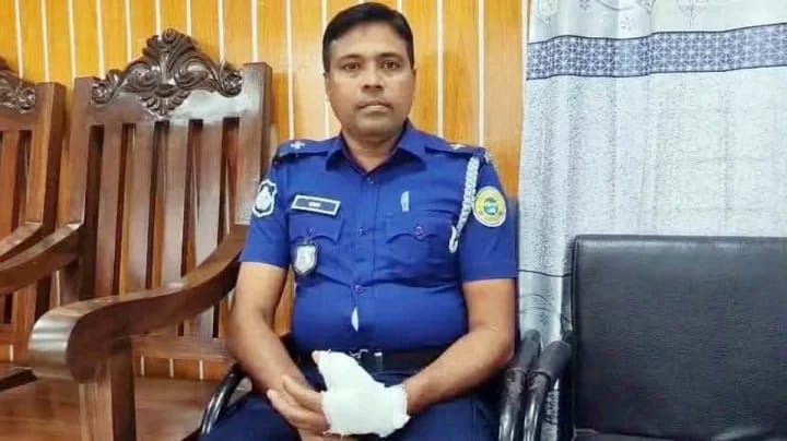 মাদক কারবারির কামড়ে পুলিশের এসআই আহত