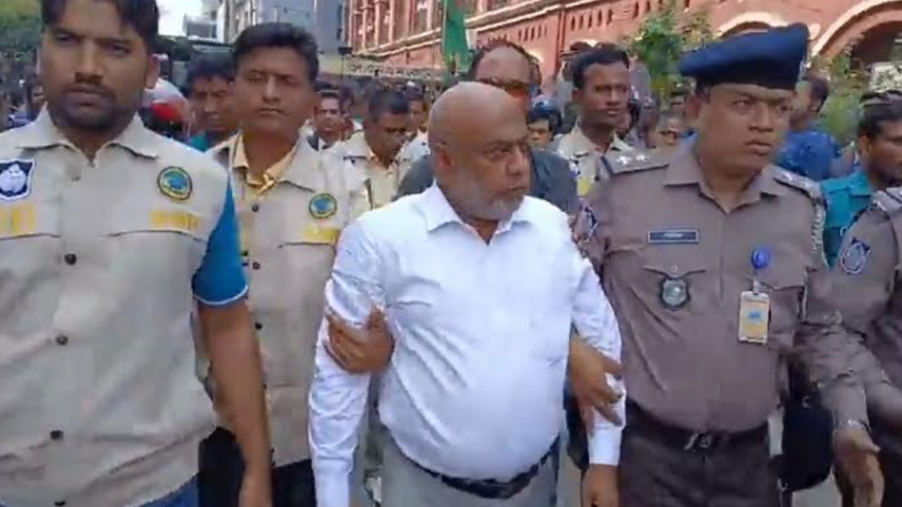 বরিশাল আদালতে হট্টগোলের জেরে আইনজীবী সমিতির সভাপতি আটক