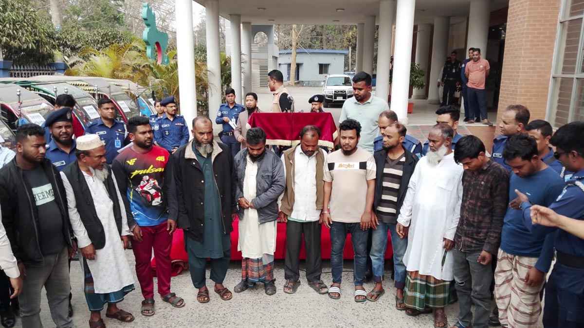 ফরিদপুরে ১৮টি চোরাই ইজিবাইক উদ্ধার