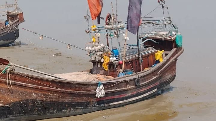 মাছ ধরার ট্রলারে ডাকাতি, ২ জন গুলিবিদ্ধসহ আহত ৬