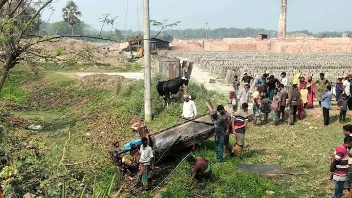 সাতক্ষীরা-খুলনা মহাসড়কে নিয়ন্ত্রণ হারিয়ে গরুবোঝাই ভ্যান খাদে, চালকের মৃত্যু