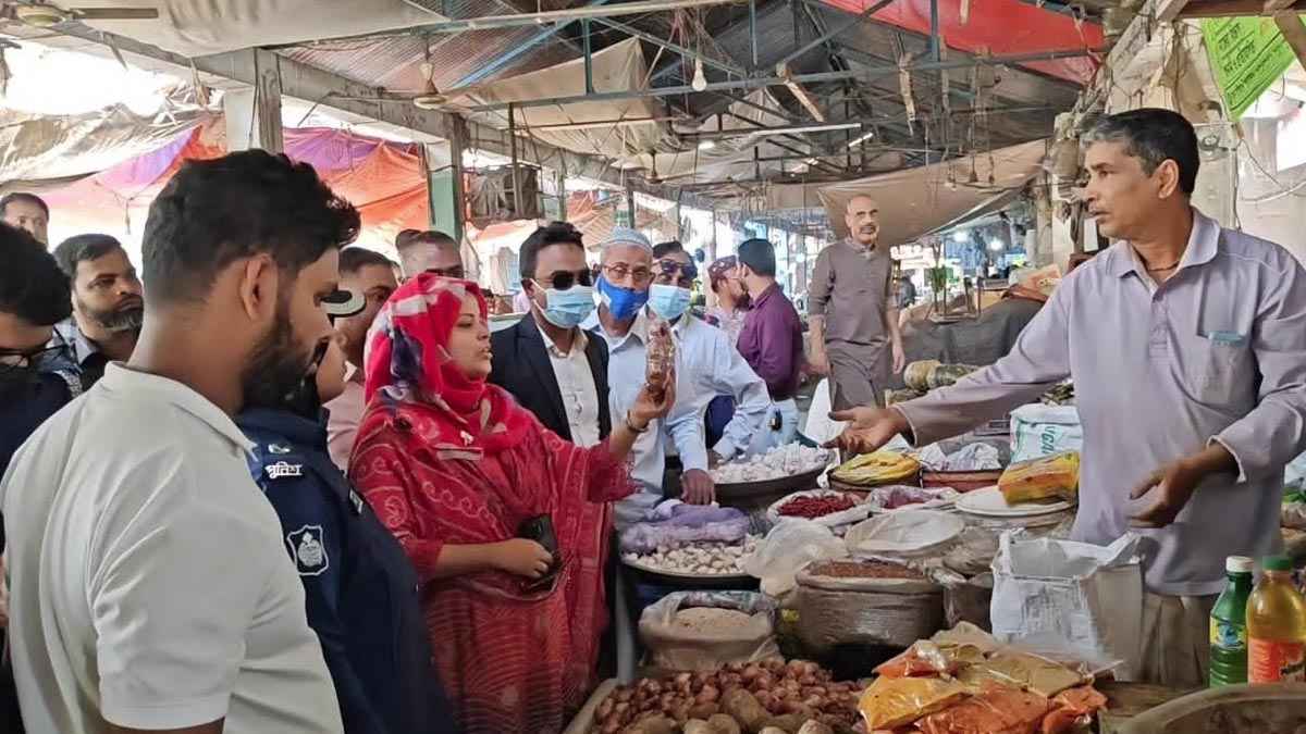 পিরোজপুরে বাজার নিয়ন্ত্রণে প্রশাসনের অভিযান, পাঁচ ব্যবসায়ীকে জরিমানা