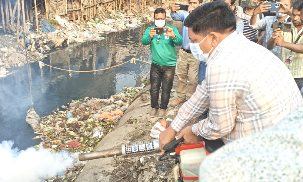 প্রথম কর্মদিবসেই মশক নিধনে মাঠে নামলেন প্রশাসক