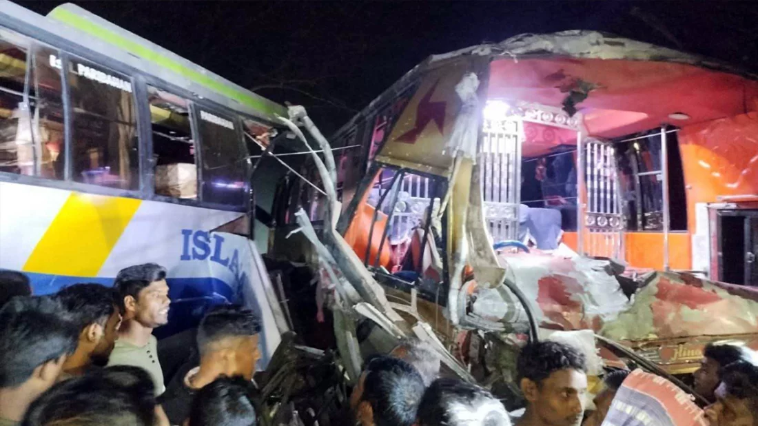 বরিশালে দুই বাসের মুখোমুখি সংঘর্ষে চালক নিহত, আহত ২০