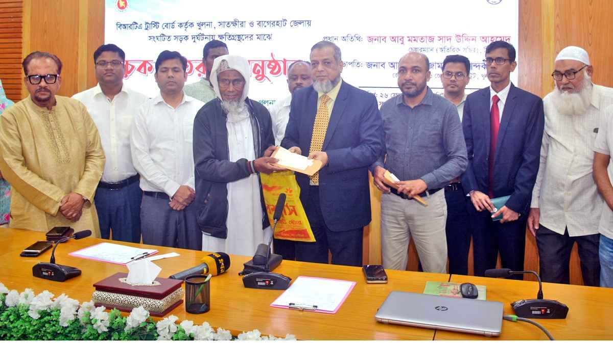 খুলনায় সড়ক দুর্ঘটনায় ক্ষতিগ্রস্তদের মাঝে ৯৬ লাখ টাকা বিতরণ