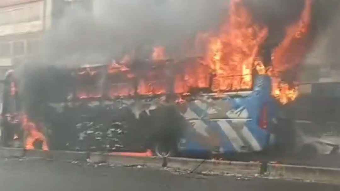 গাজীপুরে যাত্রীবাহী বাসে আগুন