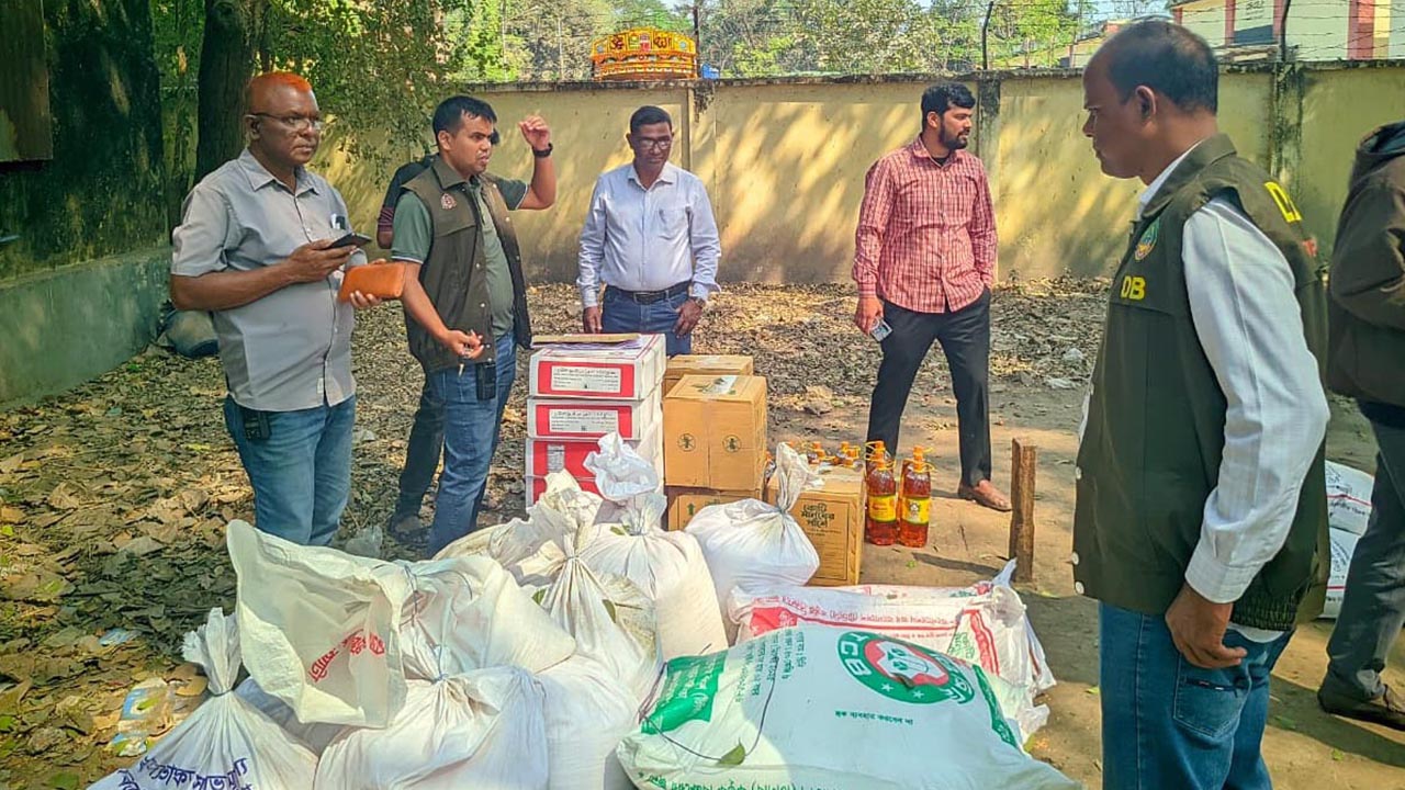 রংপুরে টিসিবির পণ্য গুদামে মজুদ,  ডিলার আটক