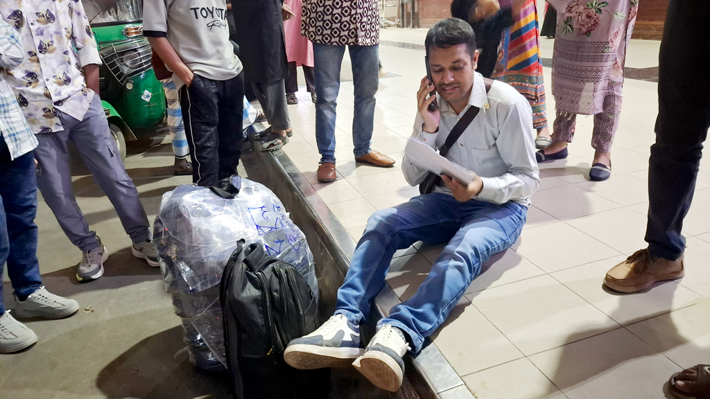 বিমানবন্দরে এসে জানলেন ভিসা-টিকিট সবই জাল, কান্নায় ভেঙে পড়লেন যাত্রী