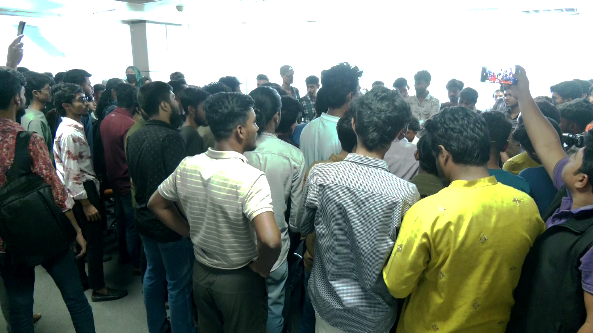 বকেয়া বেতনের দাবিতে যশোরে চালডাল ডটকম কর্মীদের বিক্ষোভ ও ভাঙচুর